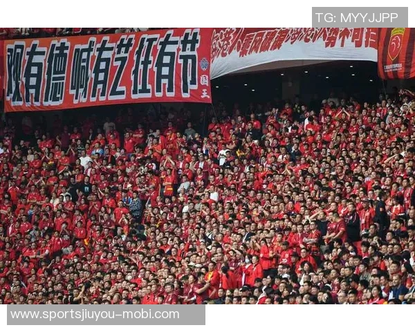 走近可爱的球迷们感受他们为海港小将们呐喊助威的热情与激情